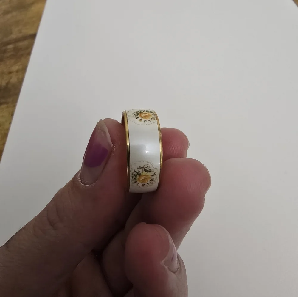 Beautiful Gold Tone White Flower Ring Size 7.5